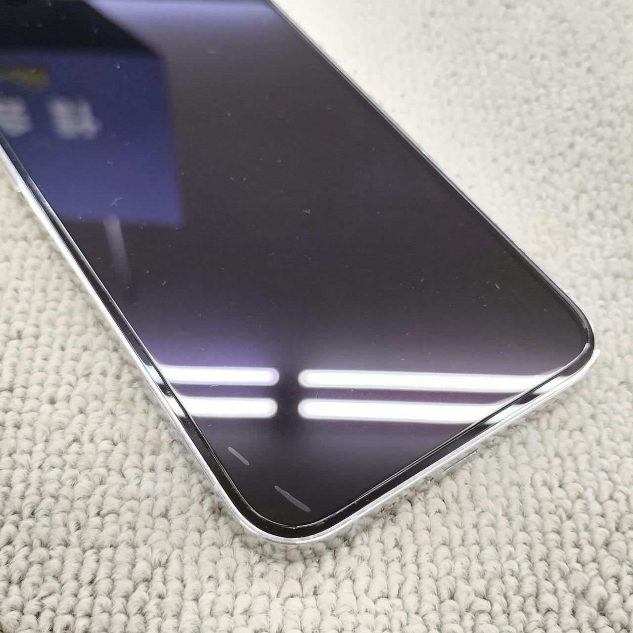 保護フィルム内側に気泡あり。