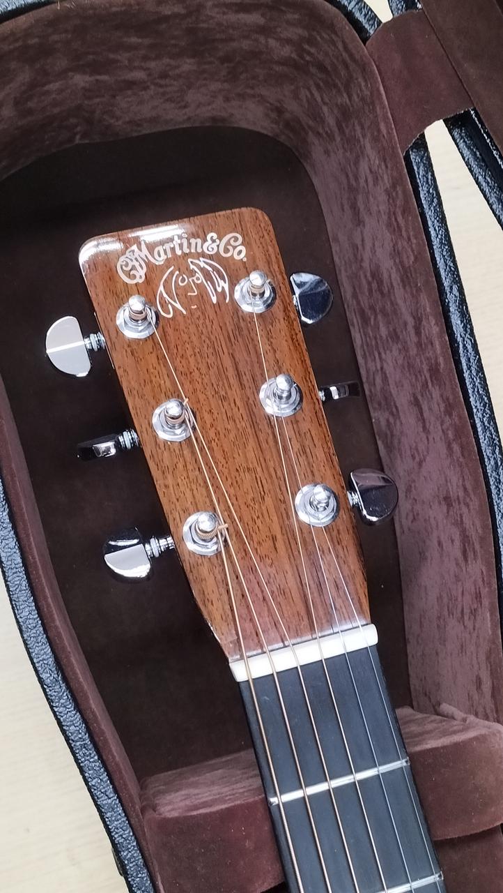 ヘッドのナット付近（6弦下）にキズあり