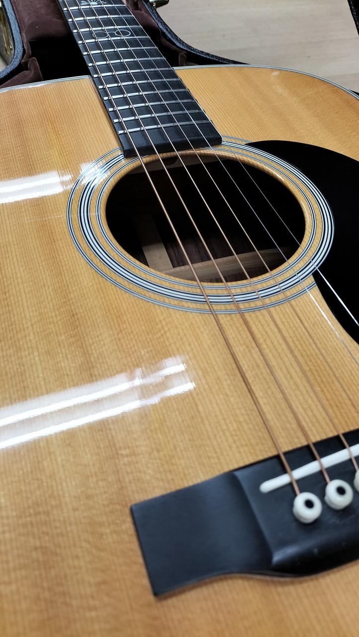 サウンドホール周りとピックガードにキズ