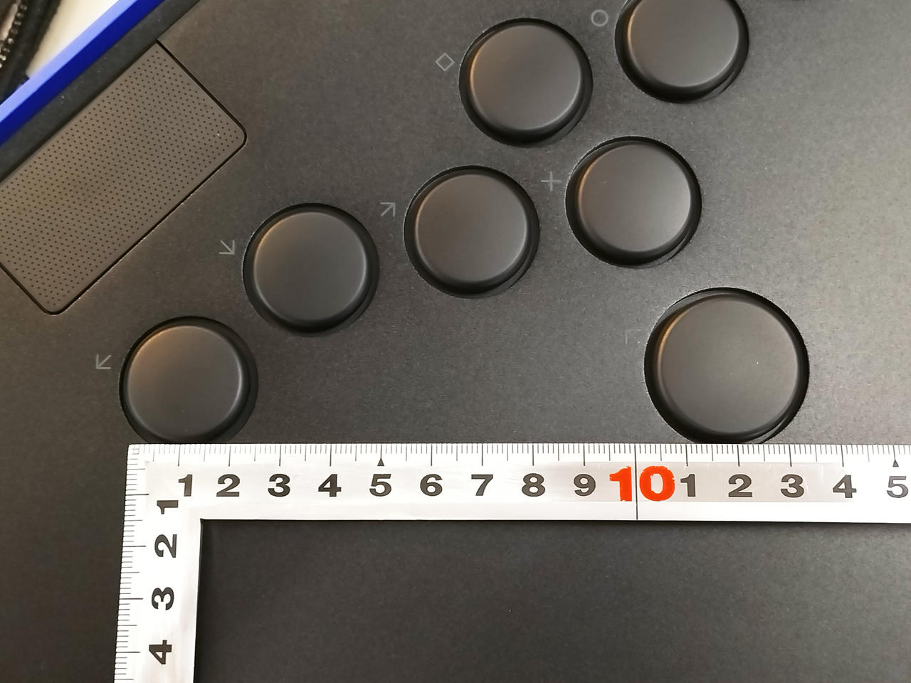 サイズや距離の参考に定規を添えています。