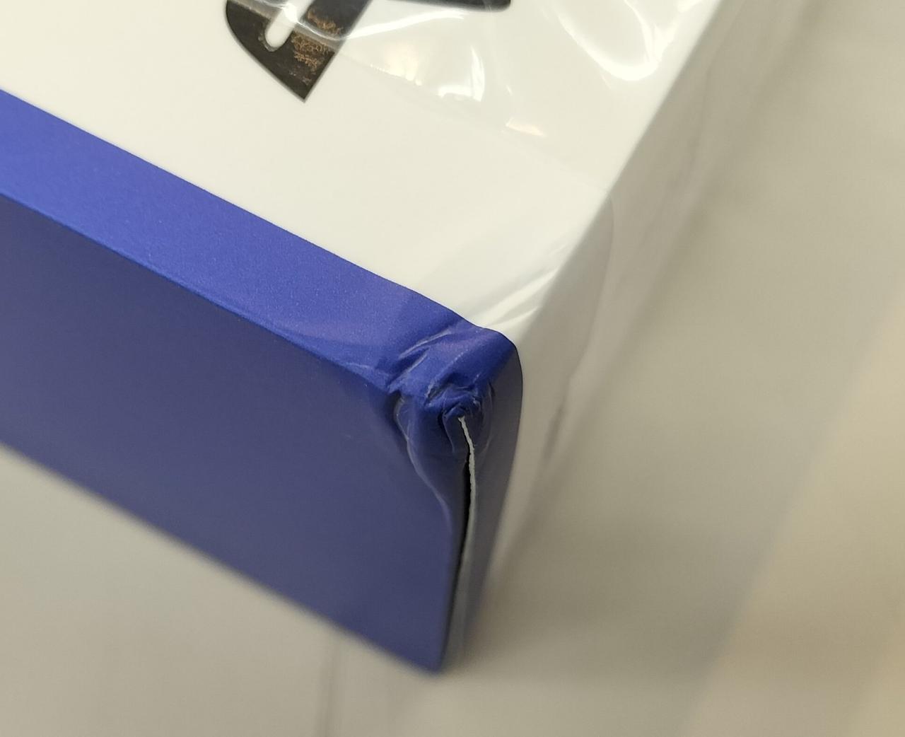 箱の角に凹みあります。