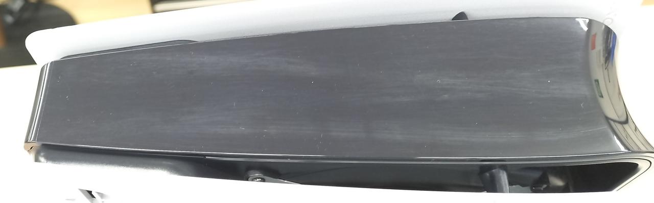 本体の上側にキズあります。