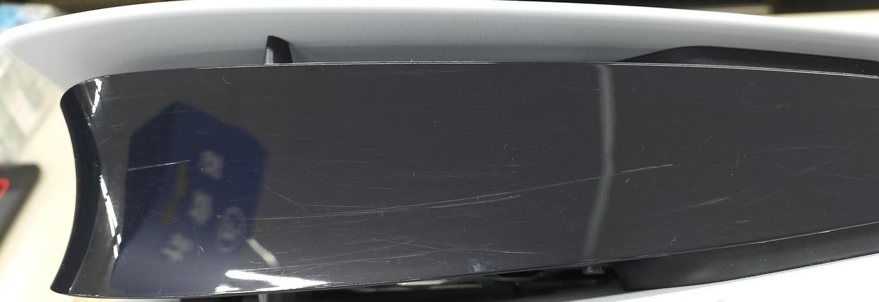 本体の上側にキズあります。