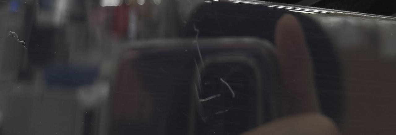 一部目に見えて分かるキズがあります。