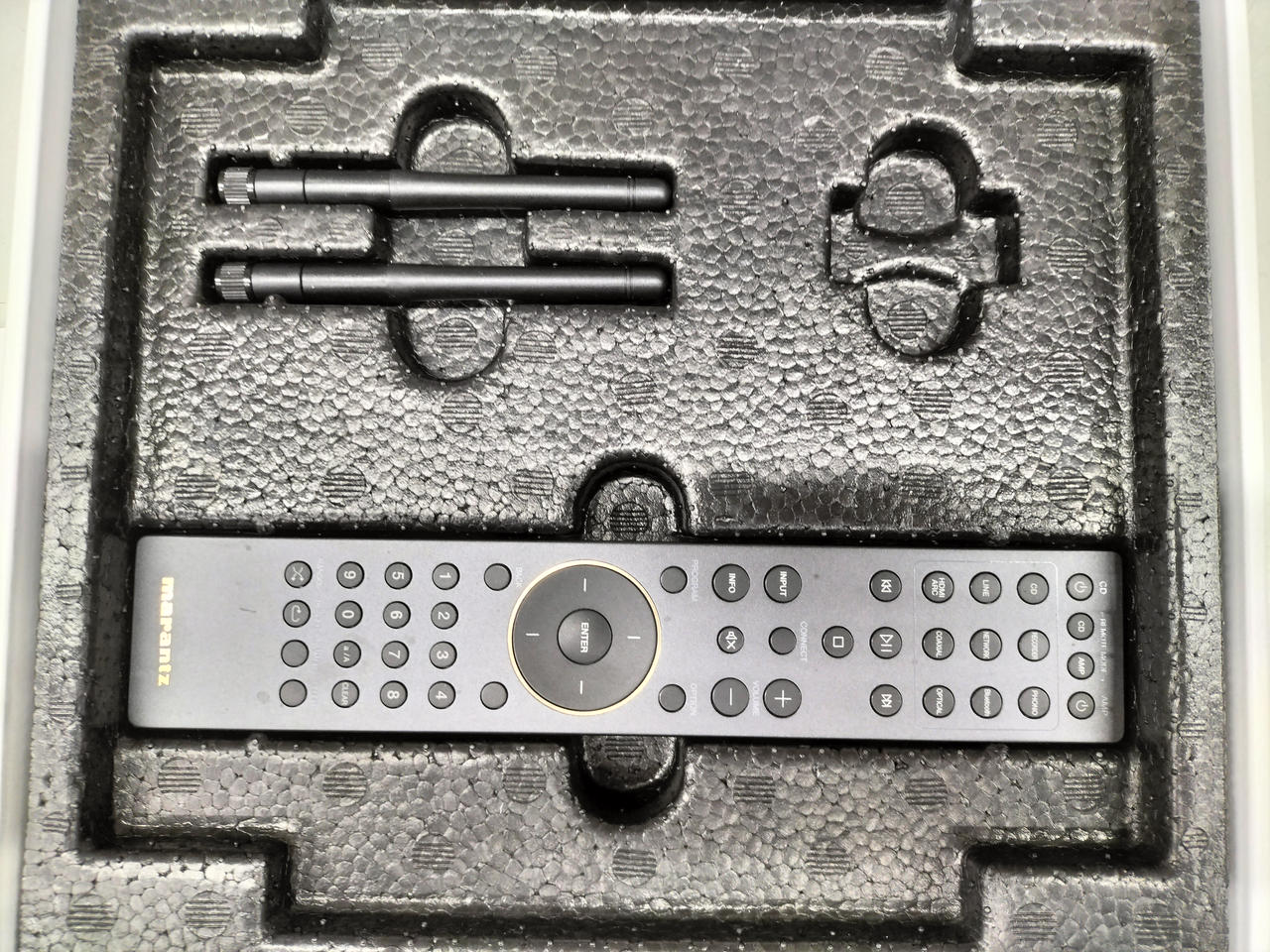 右上のスペースは電池がないため。