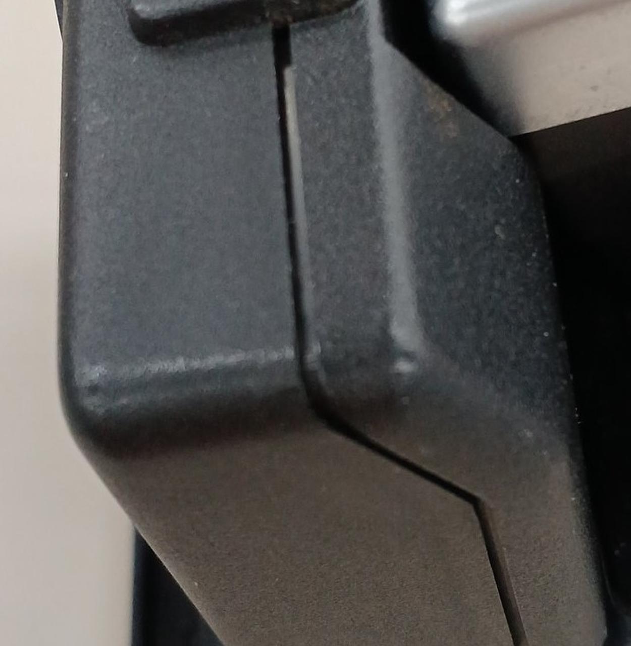 角２ミリほど亀裂あり