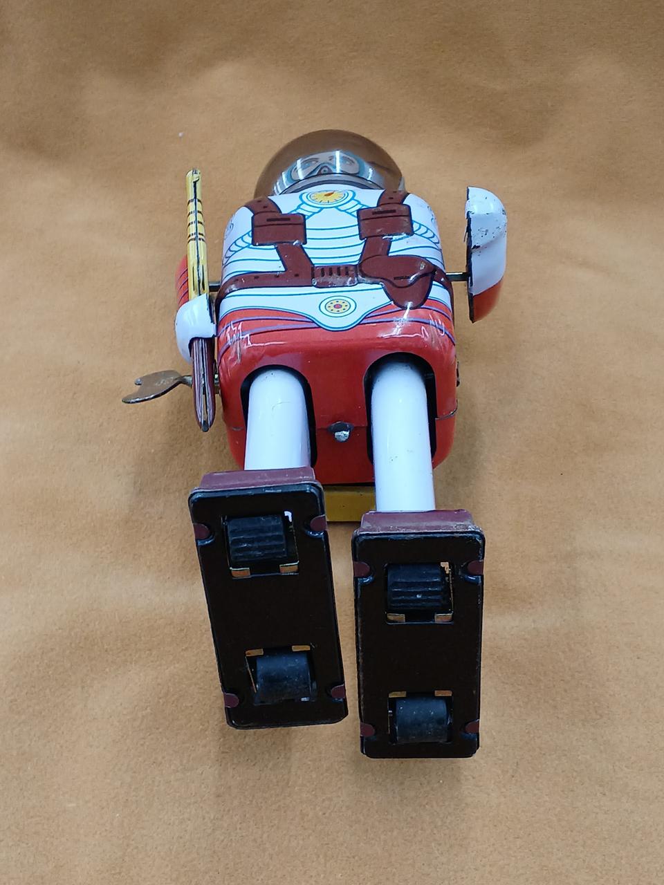 アストロマン 野村トーイの復刻版 ゼンマイで歩行、火花でる。 アストロマン 野村トーイの復刻版 ゼンマイで歩行、火花でる。