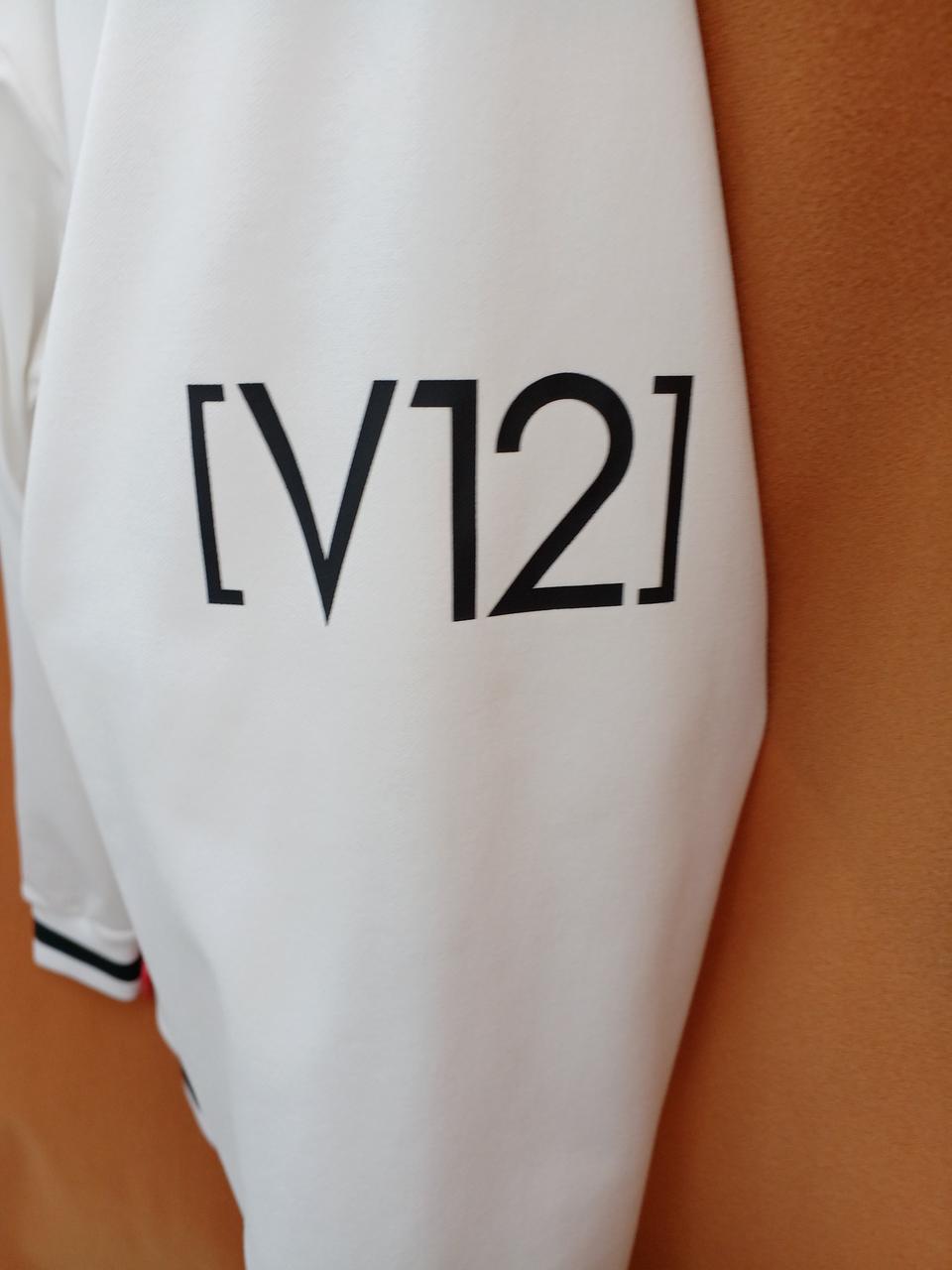 右腕にマークあります