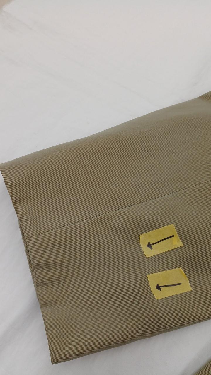 右袖後ろ側、広範囲にシミ