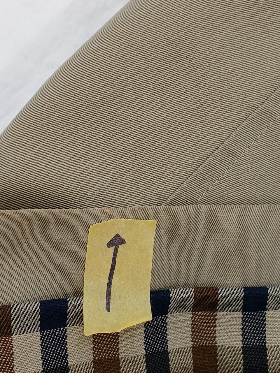 裾の部分は全体的に汚れと刷りきれあり