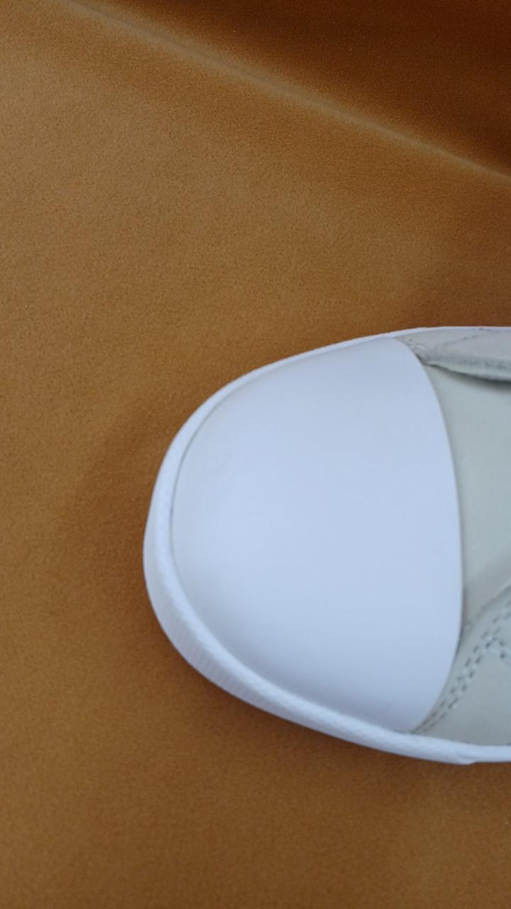 右足のつま先に少し汚れあり