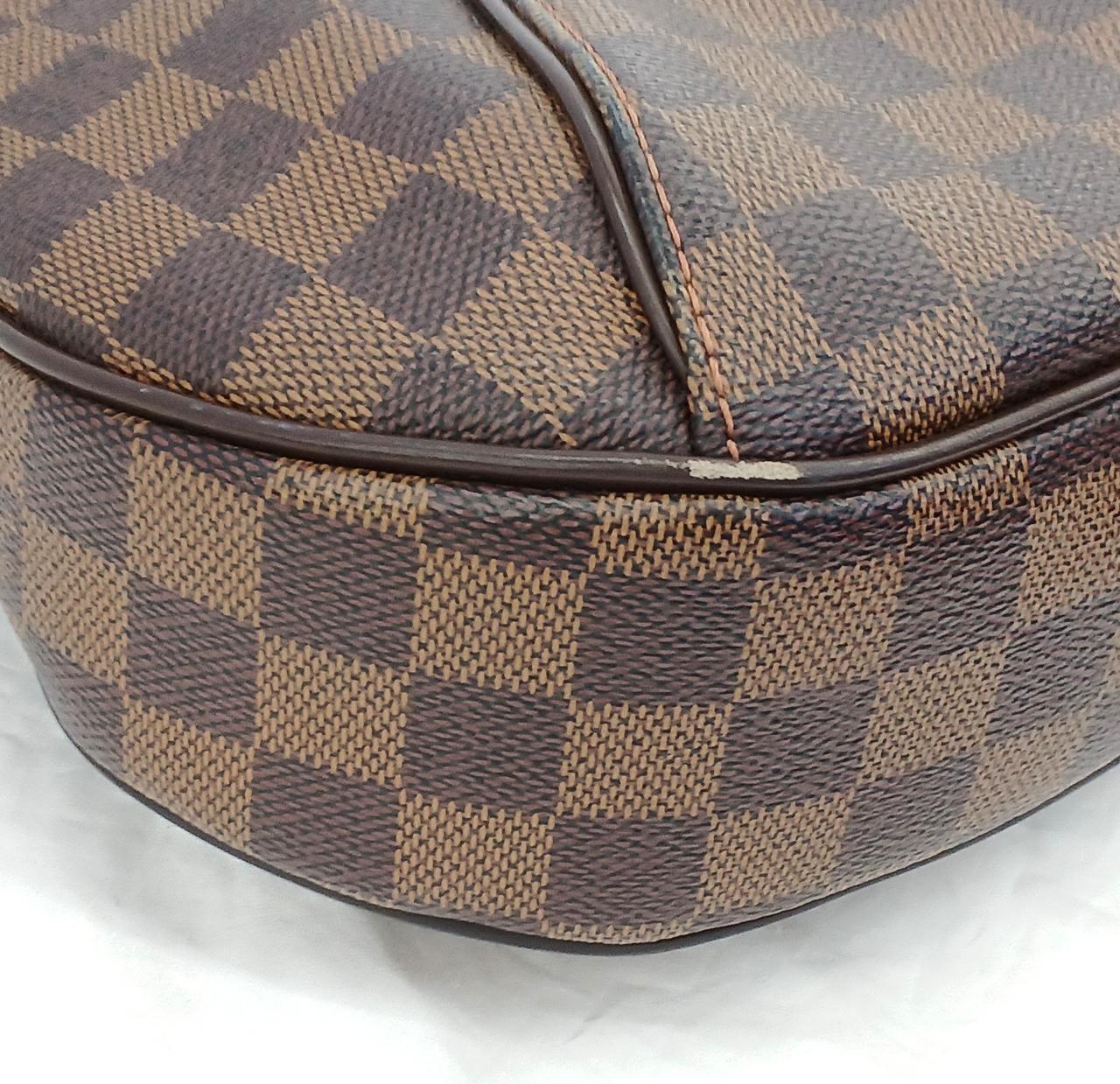 少々目立つ角擦れがあります