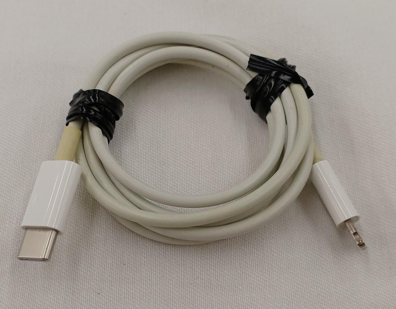 ケーブル黄ばみあり