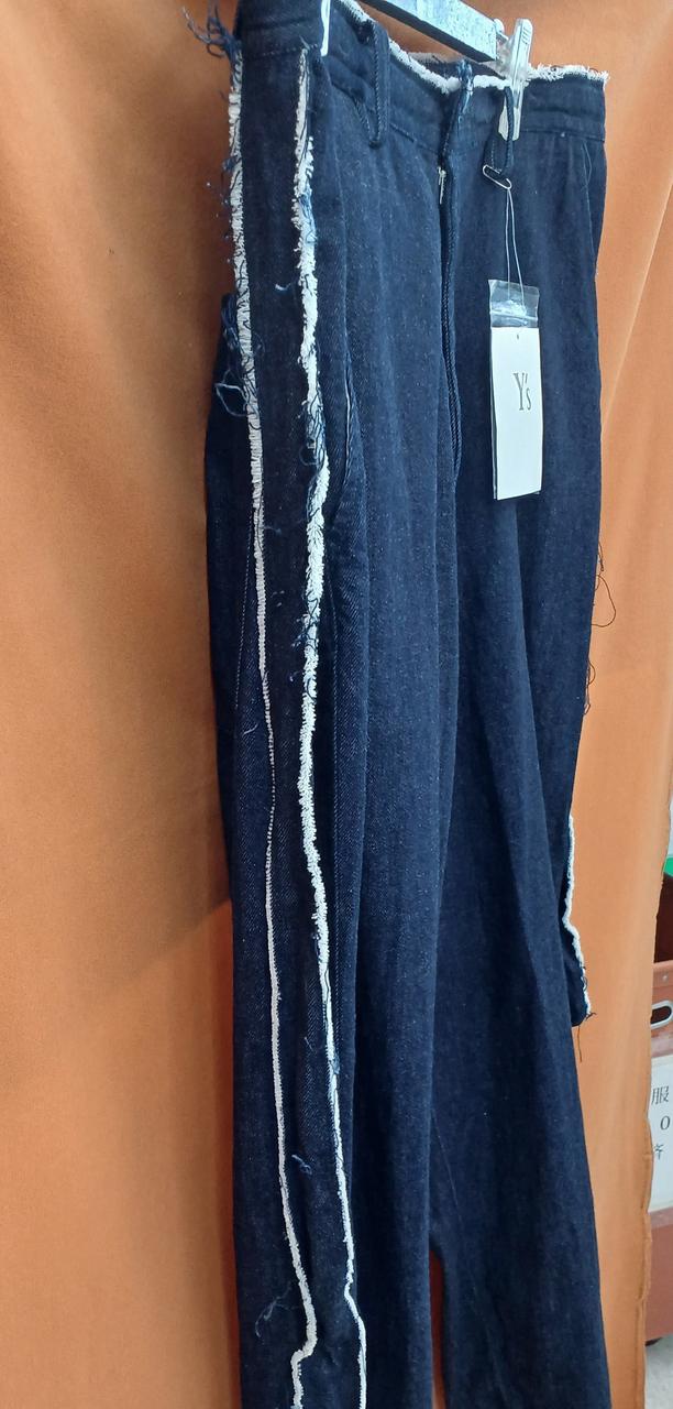 右サイド　ほつれではなくデザインです