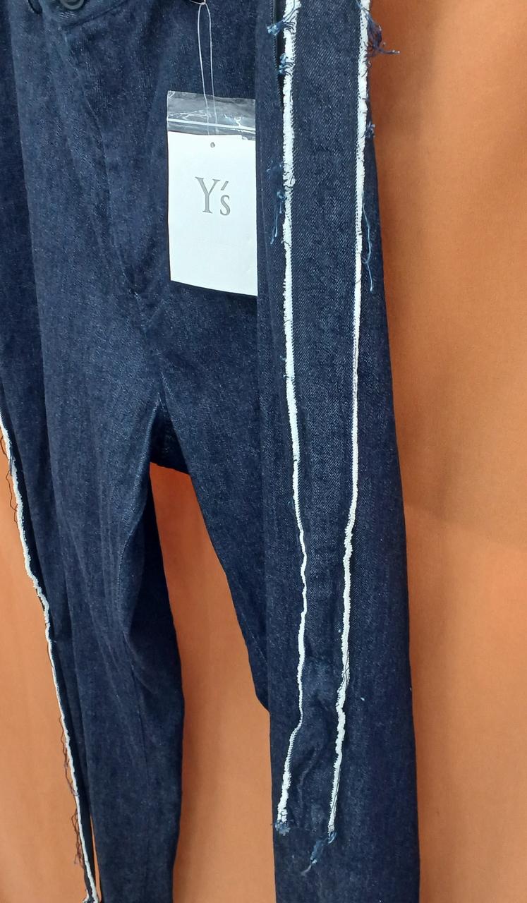 左サイド　ほつれではなくデザインです