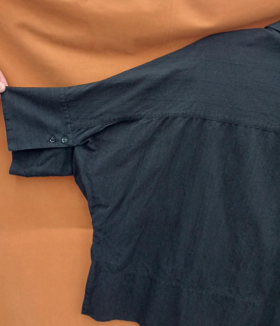 袖　後ろボタンあります