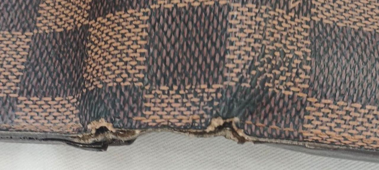 破れ、剥がれあります。