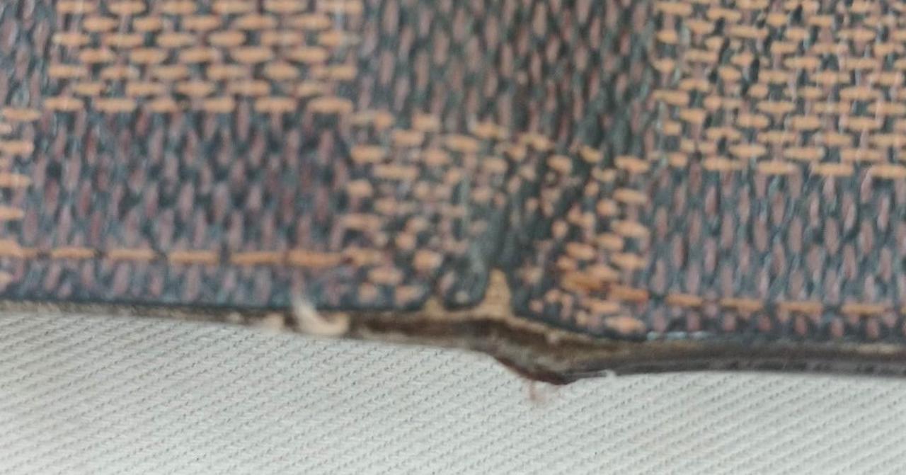 破れ、剥がれあります。