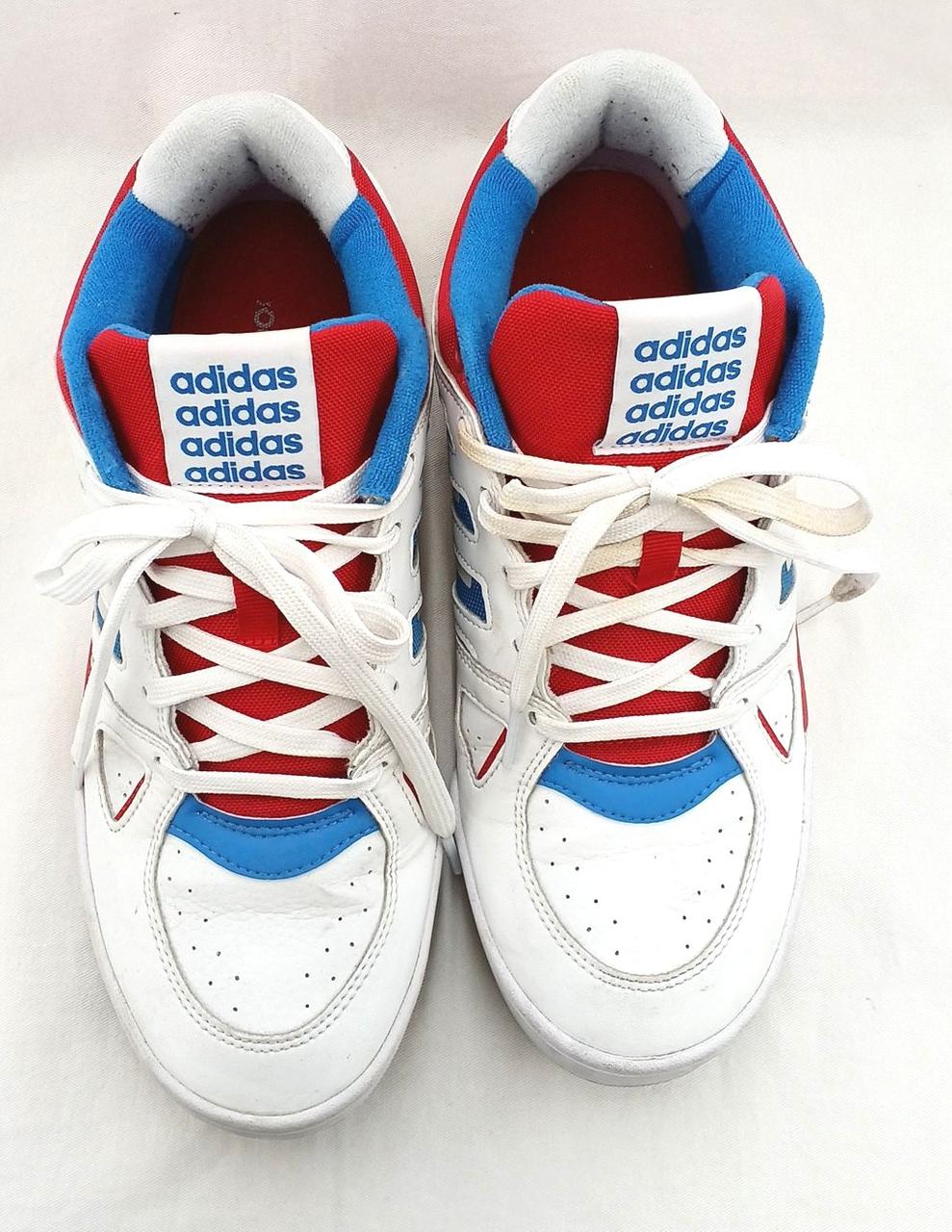 左足の靴ひもに汚れ有り