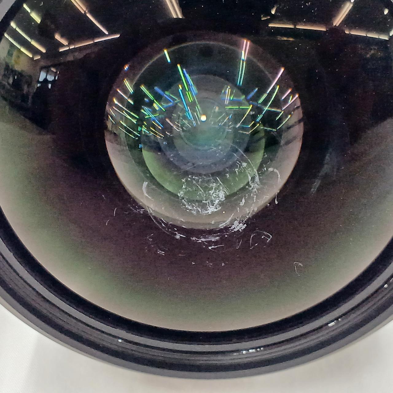 レンズ中央部傷あり。