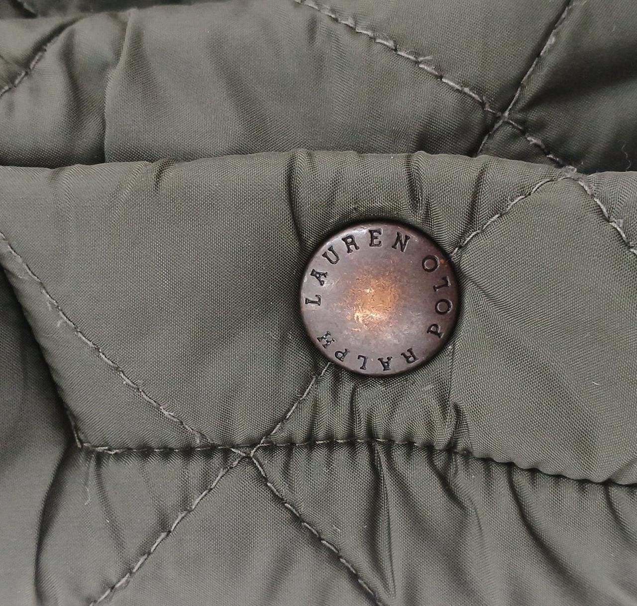 裾の右サイドを留めるボタン使用感あり