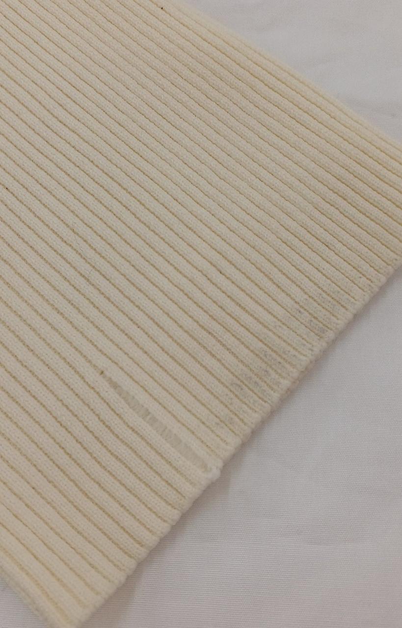 前面左袖に生地不良と汚れあり