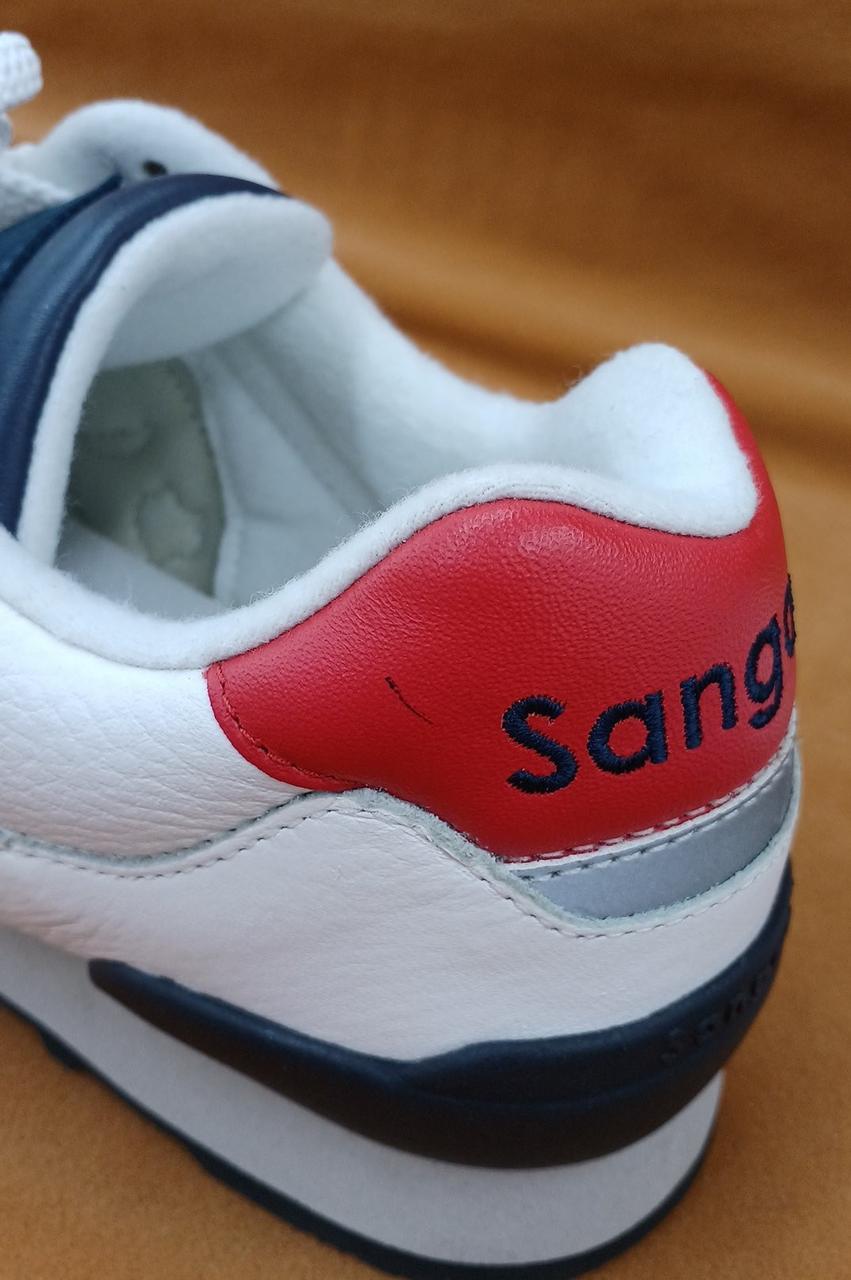 左足、赤い部分に汚れあり