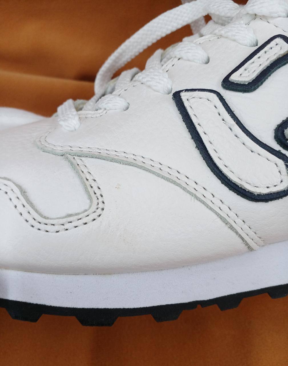 左足、白い部分に汚れあり