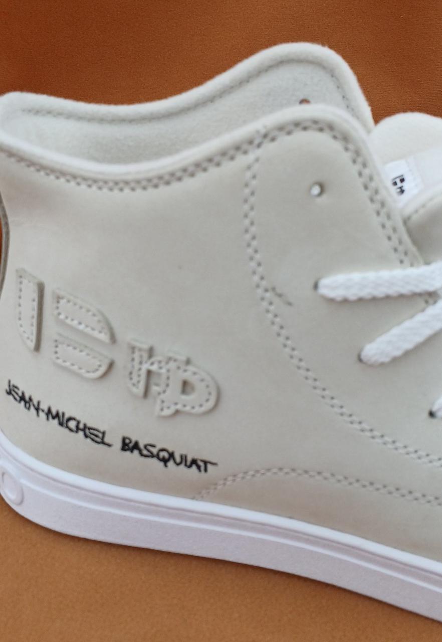 右足外側に汚れあり