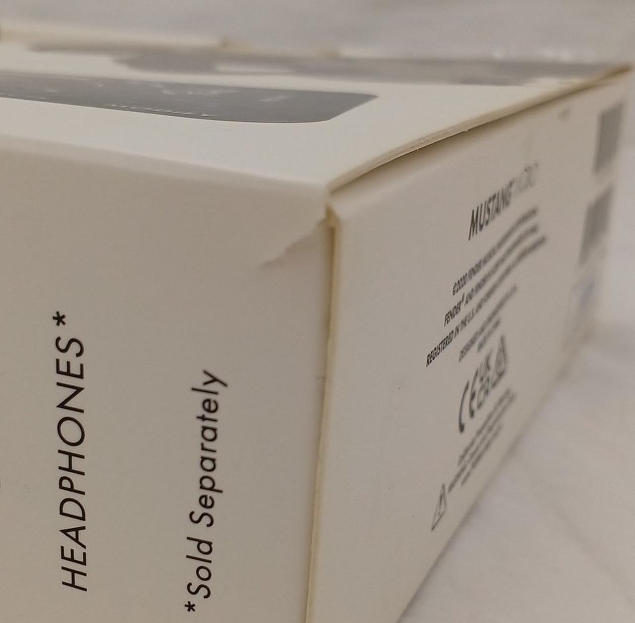 化粧箱に一部破れあります。