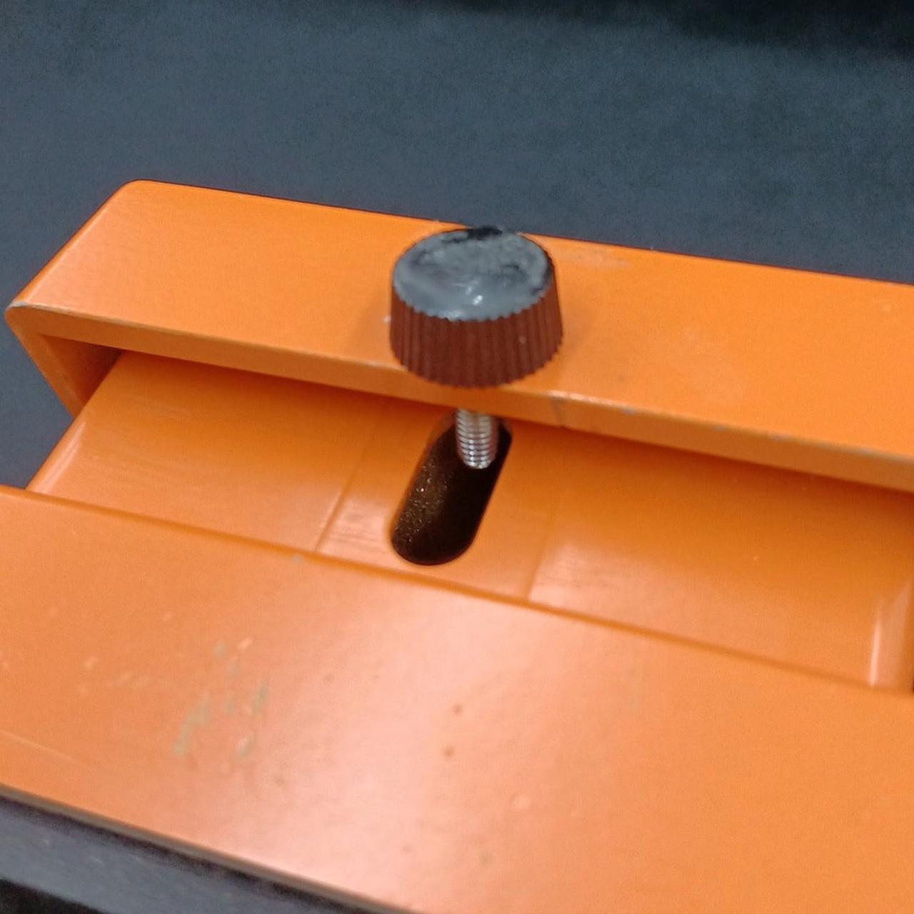 電池ボックスのネジゴム欠品です。