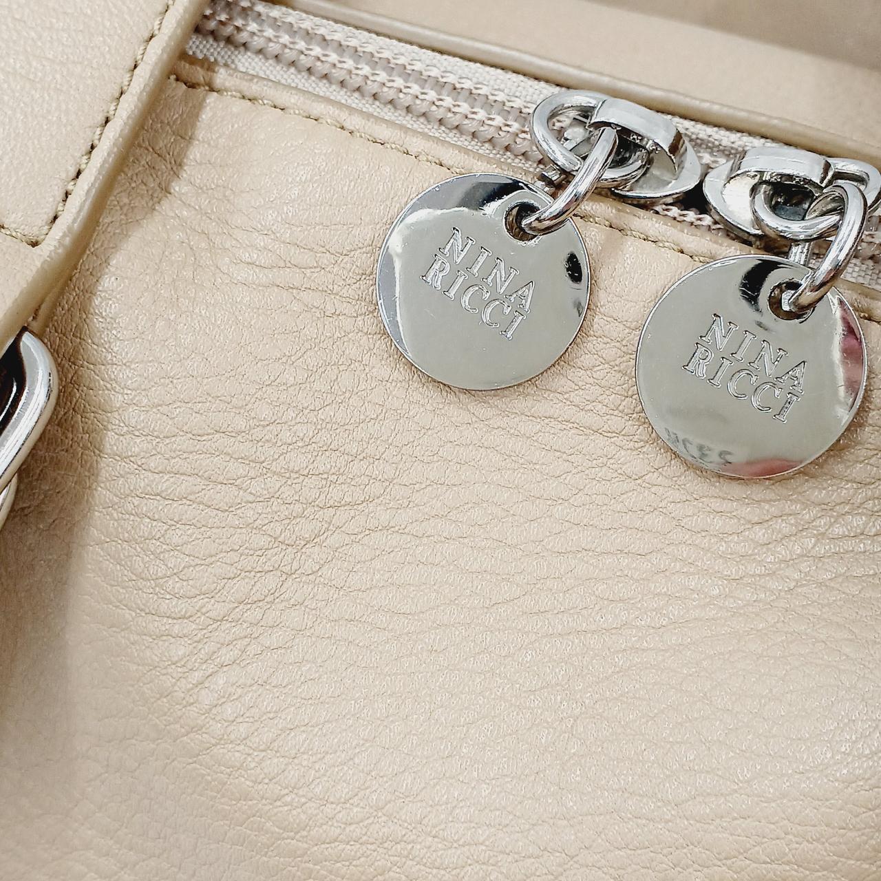 プレートにスマホが写り混んでいます