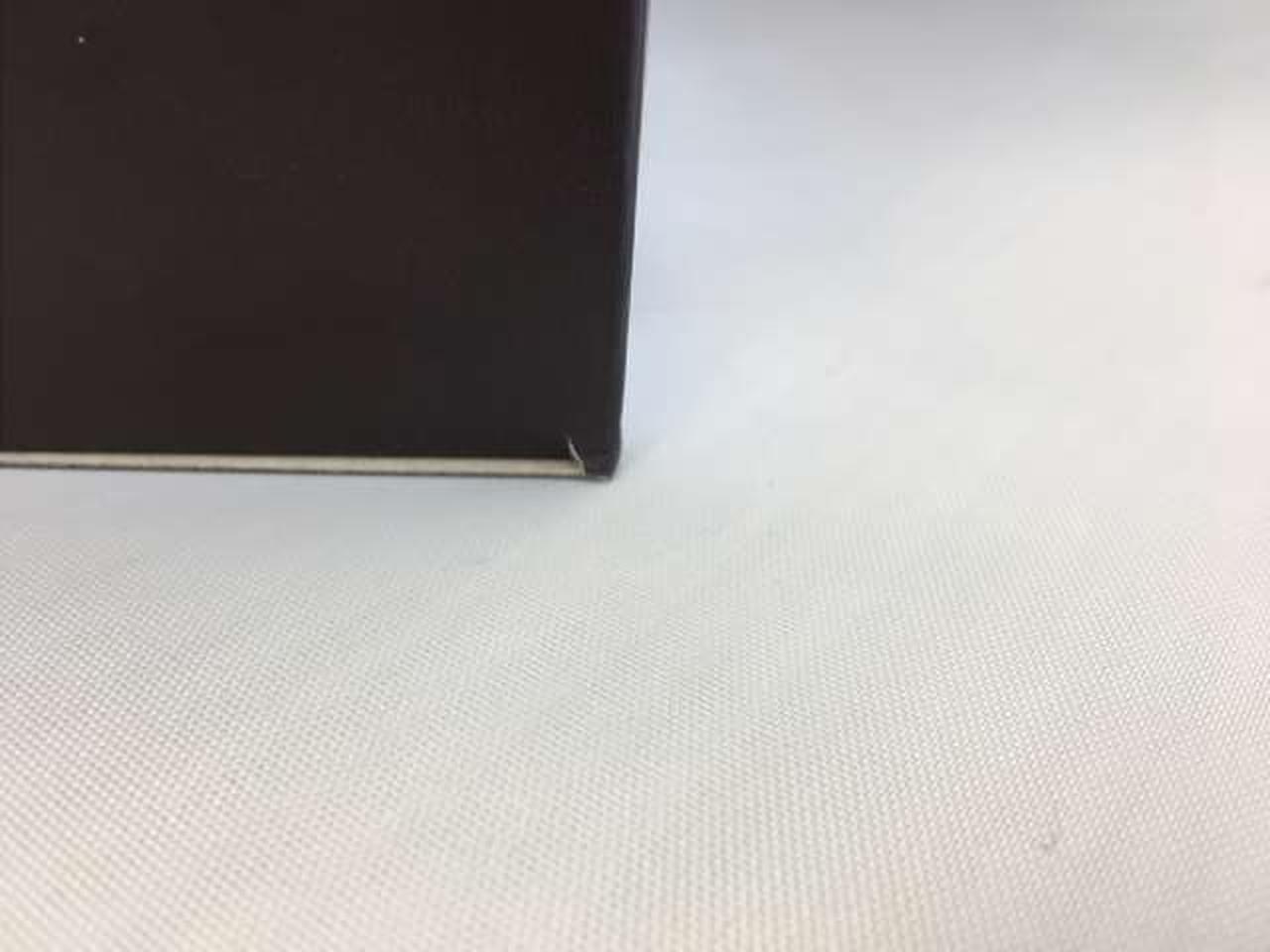 左側面右下少し破けてます。