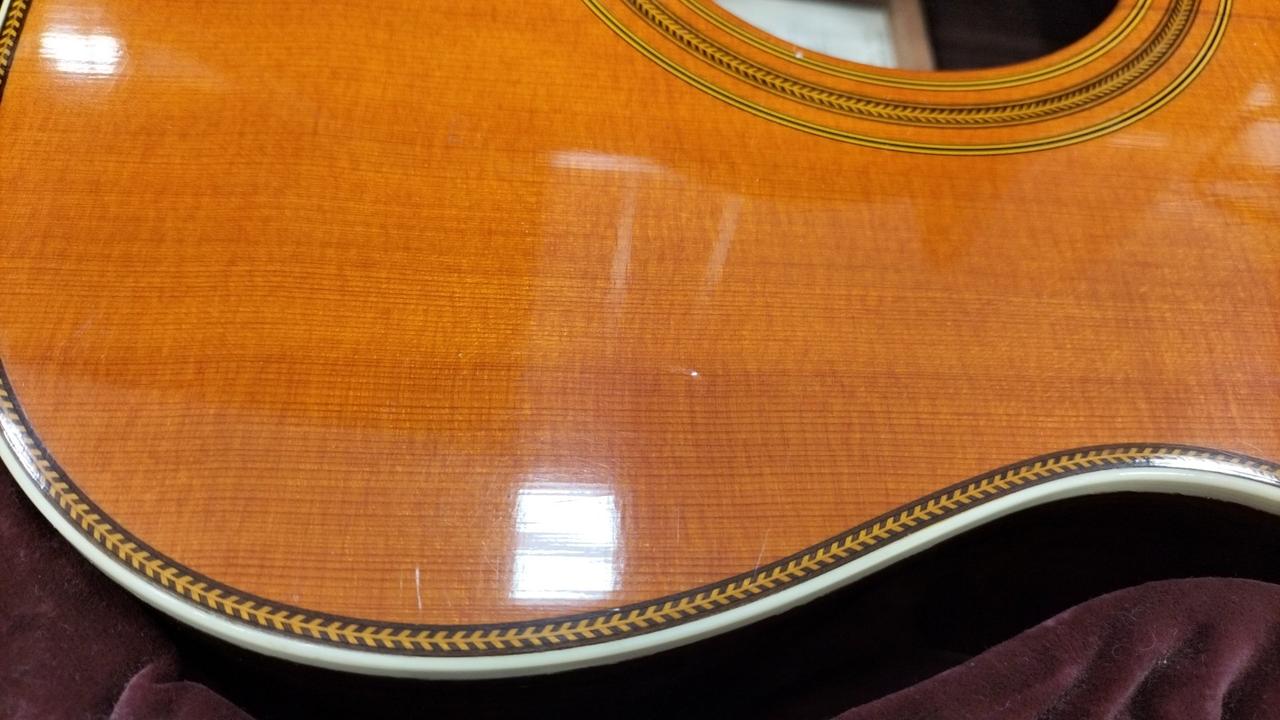 見えづらいですが、凹みがあります。