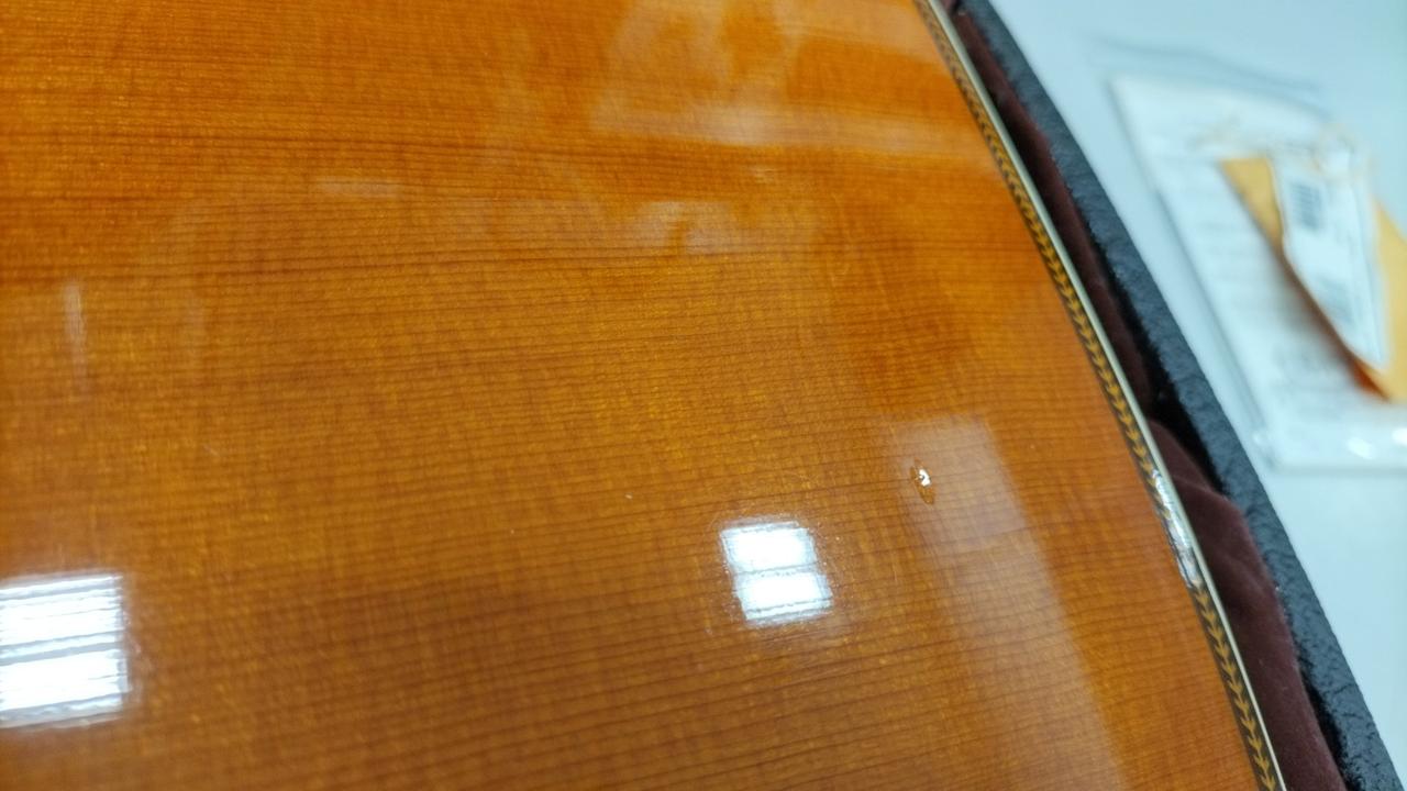 見えづらいですが凹みがあります