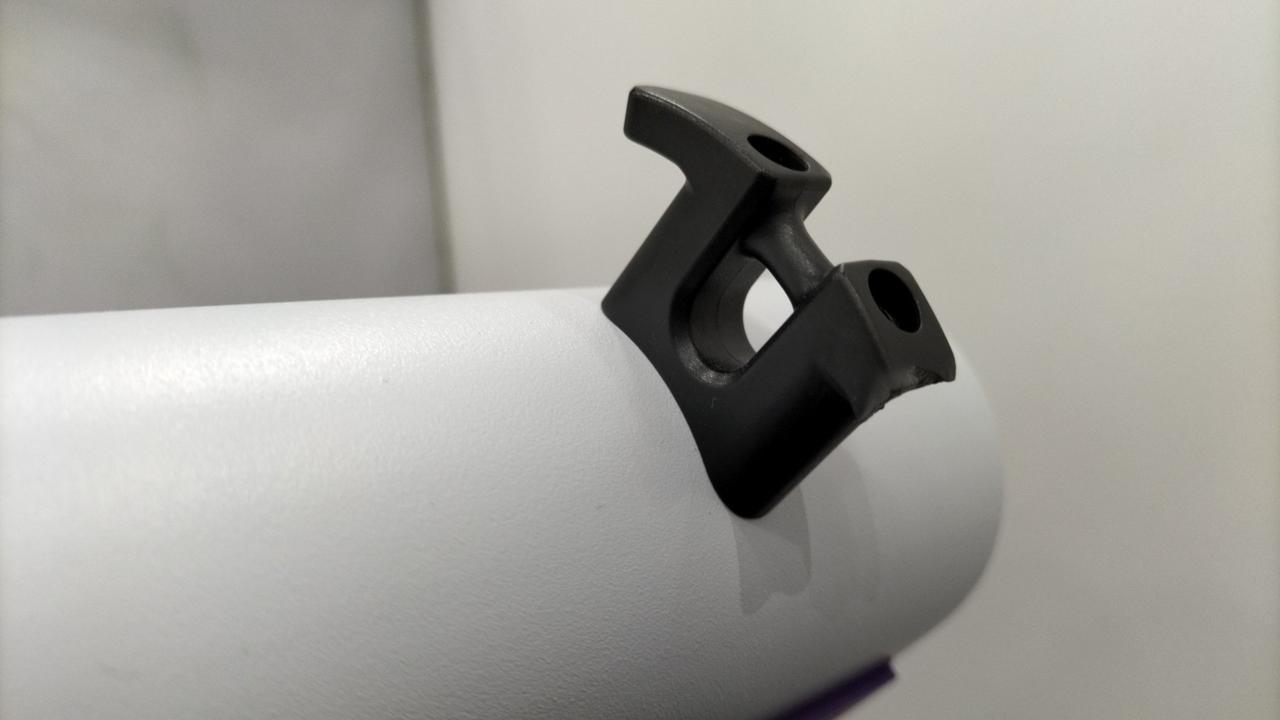 割れています。