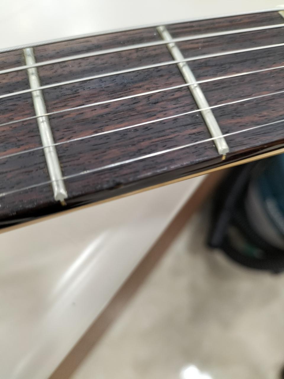 指板欠けあります。