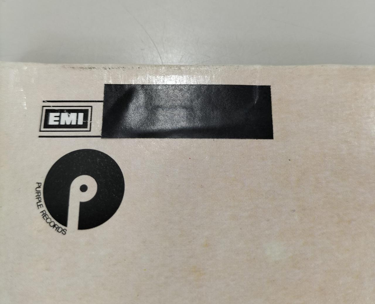 黒いシールの様なものが貼られてます