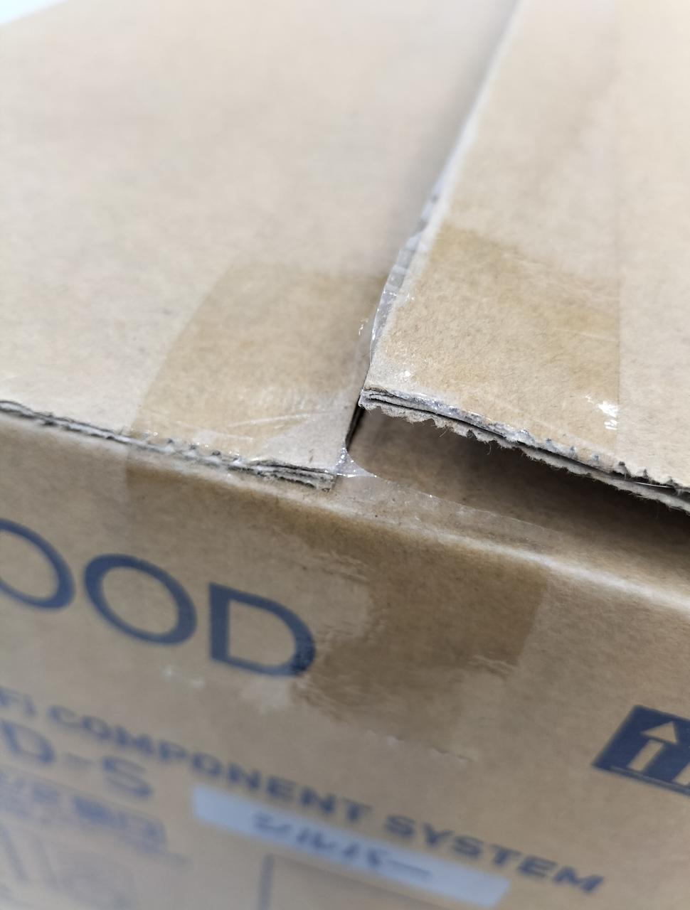 スピーカーの箱は片側だけ開いてます