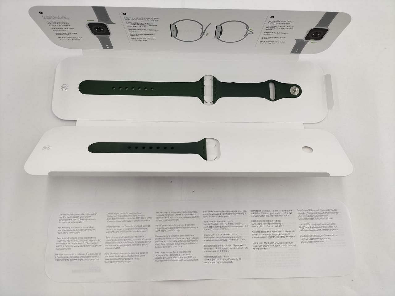 黒く見えますがカラーはグリーンです