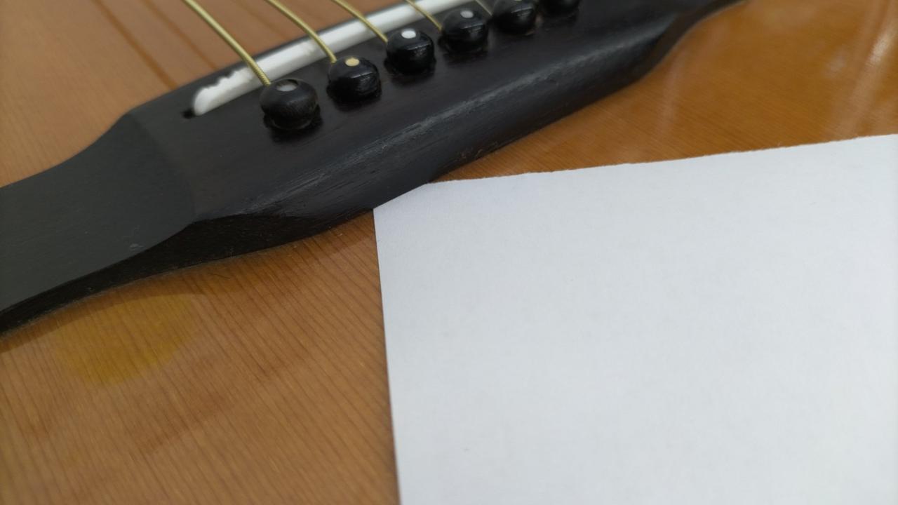 紙が入るほどの浮きがあります