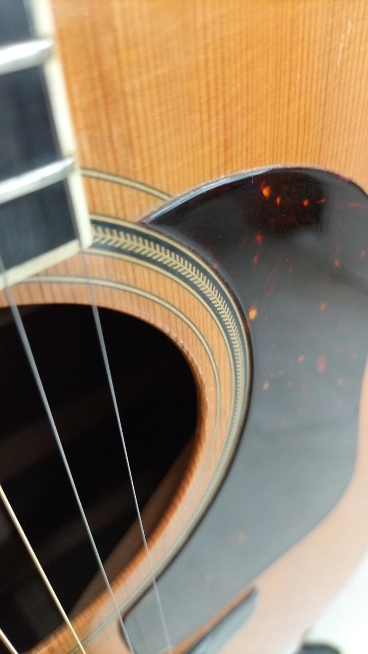 ピックガード上部に剥がれあります
