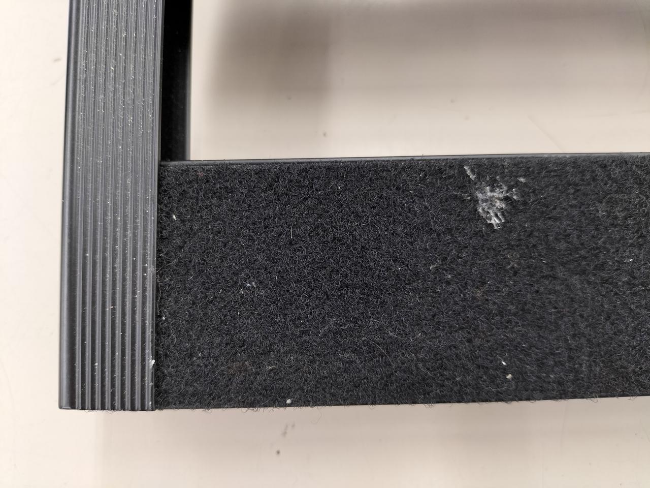 右側の白っぽい部分にベタつきあります