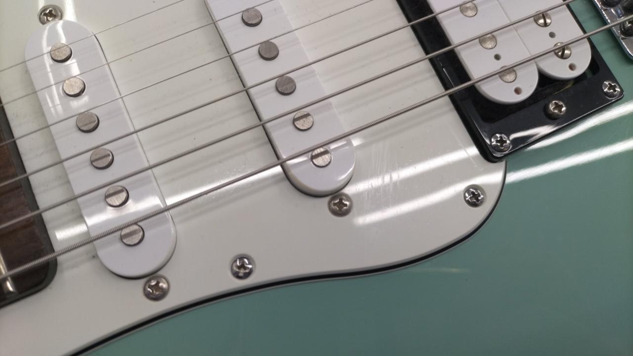 ピックガードキズあります