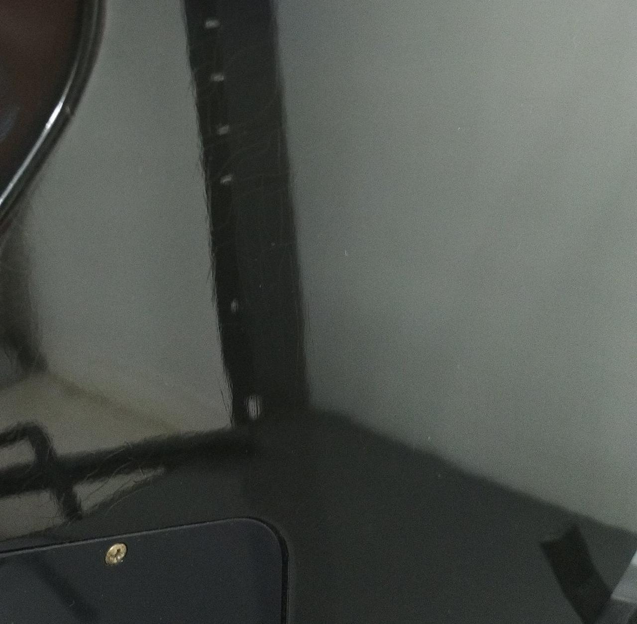 反射で見えにくいですが、塗装クラックあり