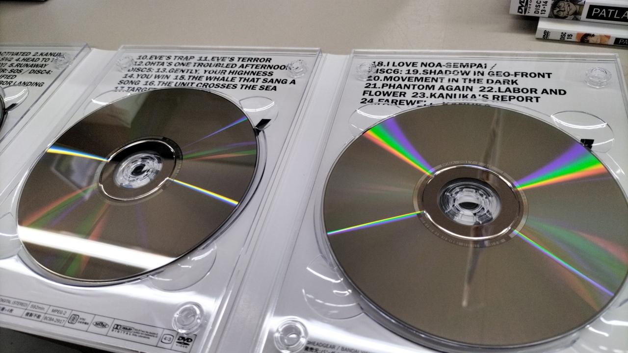 写真では分かりにくい細かいキズがあります