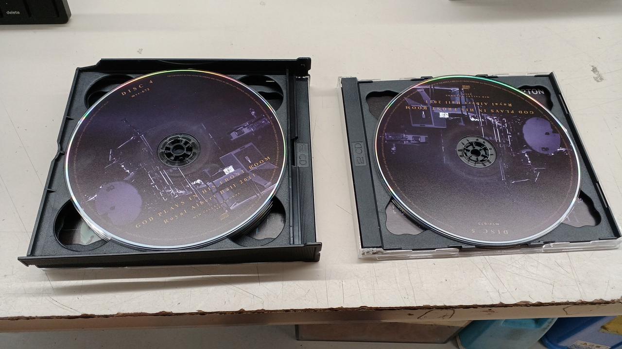 ケース破損があります。