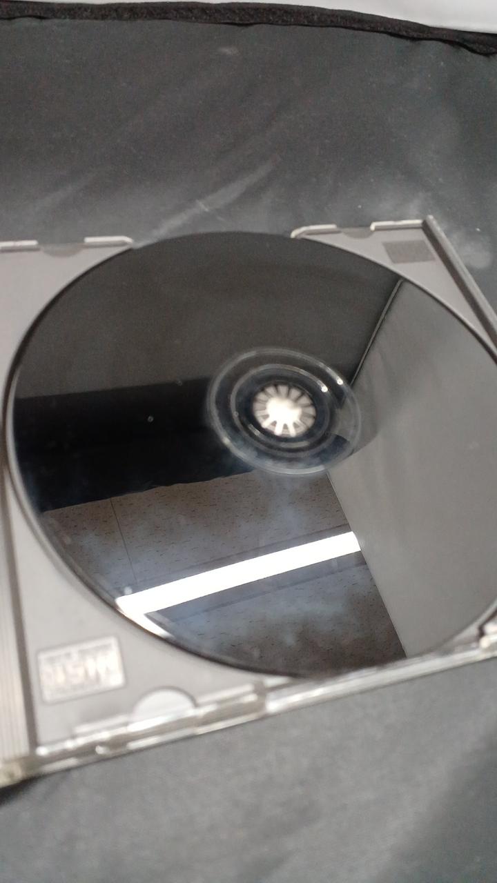 白いもやとキズがあります。