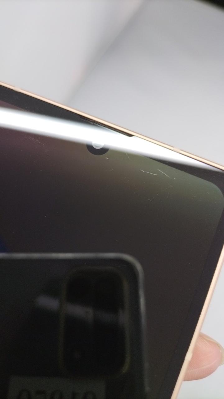 右上にキズが2カ所あります