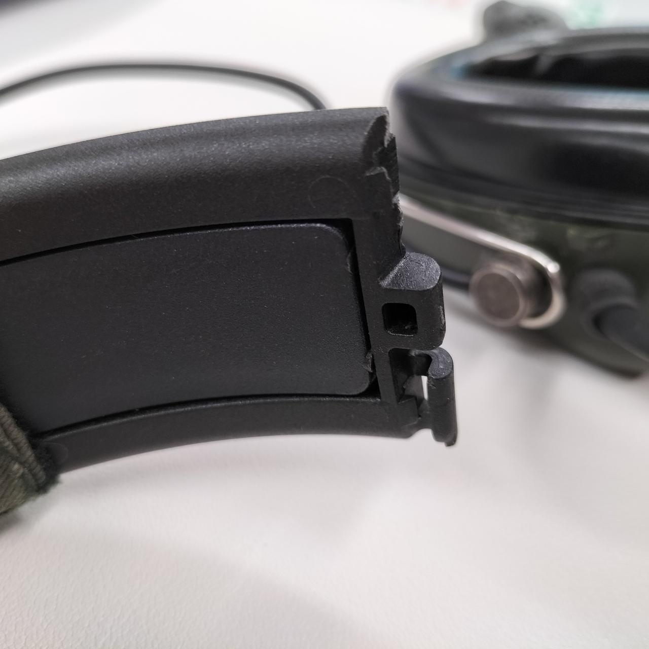 接合部の片方が割れています